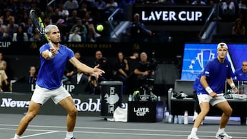 SAN FRANCISCO (United States), 20/09/2025.- Team Europe's Carlos Alcaraz of Spain (L) and Jakub Mensik of the Czech Republic (R) in action against Team World's Taylor Fritz and Alex Michelsen of the USA during Day 1 of the Laver Cup tennis tournament in San Francisco, California, USA, 19 September 2025. Team Europe faces Team World for a three-day tournament, 19 September to 21 September. (Tenis, República Checa, España) EFE/EPA/JOHN G. MABANGLO