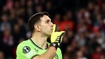 Soccer Football - Europa Conference League - Quarter Final - Second Leg - Lille v Aston Villa - Stade Pierre-Mauroy, Villeneuve-d'Ascq, France - April 18, 2024 Aston Villa's Emiliano Martinez celebrates saving Lille's Nabil Bentaleb penalty during the penalty shootout REUTERS/Stephanie Lecocq