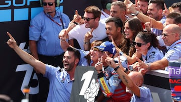 Marc Márquez celebra la victoria de Aragón con su equipo, Jimmy Martínez incluido (camiseta blanca).