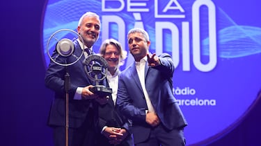 Jaume Collboni, David Escudé y Sique Rodríguez posan juntos durante la celebración de La Nit de la Ràdio.