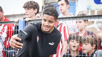 03-08-2023. EL FRANCÉS JONATHAN VARANE, JUGADOR DEL SPORTING, SE HACE UNA FOTO CON NIÑOS ANTES DEL PARTIDO AMISTOSO EN LUANCO FRENTE AL BURGOS.