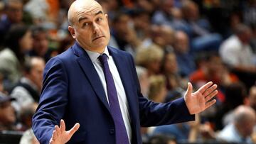 GRAF429. VALENCIA, 30/11/2019. El entrenador del Valencia Basket Jaume Ponsarnau, durante el partido ante el Monbus Obradoiro de la und&eacute;cima jornada de Liga Endesa, disputada este domingo en el Pabell&oacute;n Fuente de San Lu&iacute;s. EFE/Miguel &Aacute;ngel Polo