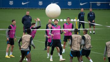 Curioso juego con un balón gigante en el entrenamiento del Barcelona previo al Inter.