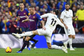 Gareth Bale gets stuck in during El Clásico