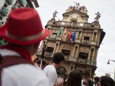 Ambiente previo al Chupinazo de San Fermín 2025, en la Plaza del Ayuntamiento, a 6 de julio de 2025, en Pamplona, Navarra (España).