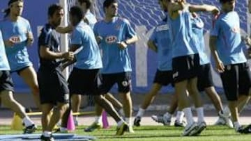 <b>PENSANDO EN MÓNACO. </b>Quique dirigiendo a los jugadores del Atlético en el entrenamiento, que ayer se produjo en el Vicente Calderón.