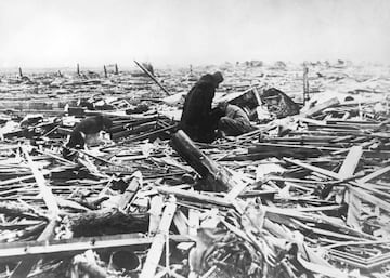 Los habitantes revisan los escombros de la ciudad de Griffin, Indiana (EE.UU.), tras el tornado que azot¨® el ¨¢rea triestatal en marzo de 1925. El tornado comenz¨® en Misuri el 18 de marzo y azot¨® Illinois e Indiana, causando la muerte de 695 personas y 2027 acabaron heridas. Es el tornado m¨¢s mort¨ªfero de la historia de Estados Unidos.