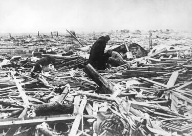 Los habitantes revisan los escombros de la ciudad de Griffin, Indiana (EE.UU.), tras el tornado que azotó el área triestatal en marzo de 1925. El tornado comenzó en Misuri el 18 de marzo y azotó Illinois e Indiana, causando la muerte de 695 personas y 2027 acabaron heridas. Es el tornado más mortífero de la historia de Estados Unidos. 
