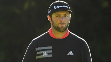 Jon Rahm, tras golpear una bola durante el Genesis Open en el Riviera Country Club de Pacific Palisades, California.