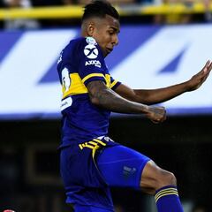 Russo, encima de Sebastián Villa