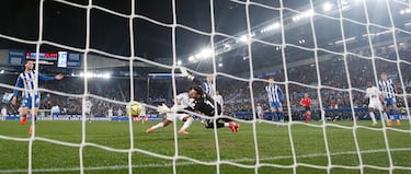 Y llegó la reacción del Real Madrid. Tremenda la internada en el área de Vinicius, dejando en el suelo a Jonny. Después, se sacó una magistral asistencia para regalarle el 1-2 a Rodrygo, que vuelve a ver portería por segundo partido