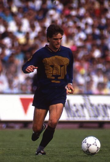 Bicampeón de goleo tras anotar 26 goles en la temporada 1990-91 y 24 en la 1991-92, ambas jugando para los Pumas de la UNAM.