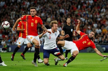 Harry Kane entre Saúl Ñíguez y Carvajal.