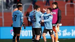 AMDEP2517. MENDOZA (ARGENTINA), 28/05/2023.- Franco González (d) de Uruguay celebra con sus compañeros hoy, al final de un partido del grupo E de la Copa Mundial de Fútbol sub-20 entre Túnez y Uruguay en el estadio Malvinas Argentinas en Mendoza (Argentina). EFE/ Marcelo Ruiz
