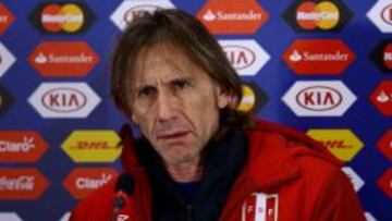 Ricardo Gareca, habla durante una rueda de prensa.