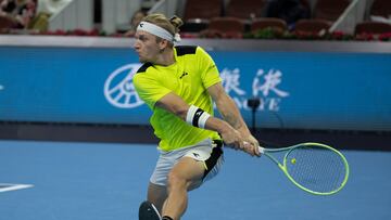 Alejandro Davidovich, en acción contra Alexander Zverev en el China Open.