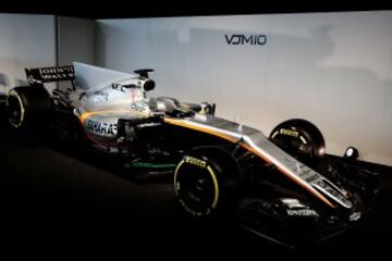 El mejicano Sergio Perez y el franc¨¦s Esteban Ocon, pilotos titulares de Force India, presentaron el nuevo VJM10 para la temporada 2017.