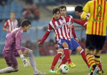 Óliver Torres con el balón.