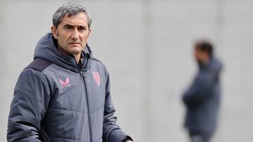 LEZAMA (BIZKAIA), 24/04/2024.- El entrenador del Athletic, Ernesto Valverde, durante el entrenamiento realizado este miércoles en las instalaciones de Lezama. EFE/Luis Tejido
