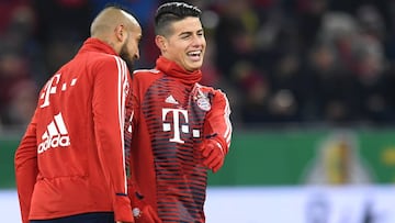James Rodríguez, junto a Arturo Vidal.