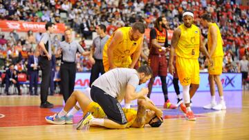 AJ Slaughter, escolta del Gran Canaria, tras recibir el codazo de Sadiel Rojas, del UCAM Murcia.