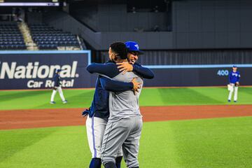 Teoscar Hernández se abraza con George Springer previo al primer juego de la serie entre los Toronto Blue Jays y Seattle Mariners en el Rogers Centre.