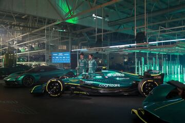 Lance Stroll y Sebastian Vettel junto al Aston Martin AMR22. 