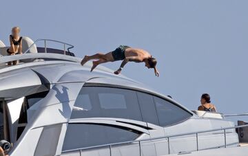 Antoine Griezmann se divierte en un barco en alta mar.