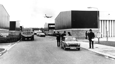 El robo de Brink's-Mat fue uno de los robos más grandes en la historia británica, con casi 30 millones lingotes de oro , diamantes y efectivo robados. Ocurrió el 26 de noviembre de 1983 en el almacén de seguridad de Brink's-Mat cerca del aeropuerto de Heathrow, Londres. Una banda de seis ladrones armados, con la ayuda de un guardia de seguridad interno irrumpió en el almacén a primera hora de la mañana. Los ladrones sometieron a los guardias, rociándolos con gasolina y amenazando con prenderles fuego para obligarlos a revelar la combinación de la caja fuerte. Luego, usaron una carretilla elevadora del almacén para cargar el oro y los demás objetos de valor en su furgoneta de escape.