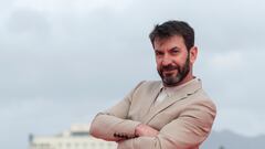 El actor, Arturo Valls, posa en el photocall de la película ‘Camera Café’ en el Festival de Málaga, a 20 de marzo de 2022, en Málaga, Andalucía (España). Esta producción, dirigida por el también actor Ernesto Sevilla, es la continuación de la exitosa serie de televisión del mismo nombre, la cinta se estrena solo en cines el 25 de marzo, y participa en la Sección Oficial No Competitiva del 25 Festival de Málaga. En el largometraje los mismos personajes de la serie de TV vuelven a la oficina y a su mítica máquina del café. Quesada, Julián, Antúnez, Marimar, Cañizares, Victoria y compañía se enfrentarán a una crisis que está a punto de hundir la empresa y, lo que es peor, deberá salvarla su nuevo director, que es nada más y nada menos que el rey del escaqueo, Quesada.
20 MARZO 2022
Alberto Ortega / Europa Press
20/03/2022