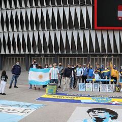 Cánticos y lágrimas argentinas para recordar a Maradona también en San Mamés