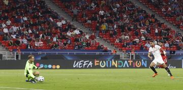 Minuto 87'. Mano a mano de Youssef En-Nesyri ante Manuel Neuer, el guardameta alemán ganó el duelo.