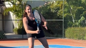 Garbiñe Muguruza, jugando al tenis en Mauricio.