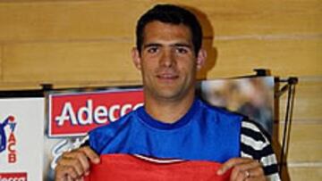 <B>NUEVA CAMISETA.</B> Iker Iturbe lucirá la camiseta de Estudiantes los próximos tres años.