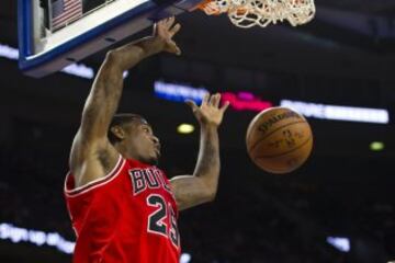 Solomon Jones, tras machacar el aro.