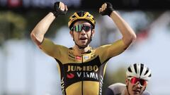 Van Aert celebra un triunfo en el Tour de Francia.