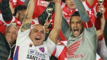 Omar P&eacute;rez y Camilo Vargas alzan la Copa en el estadio El Camp&iacute;n de Bogot&aacute; (Colombia) tras coronarse campeones de la Copa Postob&oacute;n.