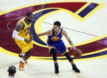 El jugador de los Cavaliers LeBron James marca a Stephen Curry , de Warriors,  al termino del tercer partido de la serie final de la NBA