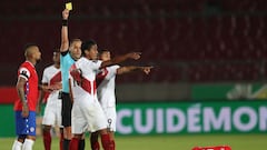 El &aacute;rbitro Esteban Ostojich sanciona con tarjeta amarilla a Renato Tapia en el partido que disput&oacute; Per&uacute; ante Chile.