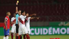 El &aacute;rbitro Esteban Ostojich sanciona con tarjeta amarilla a Renato Tapia en el partido que disput&oacute; Per&uacute; ante Chile.