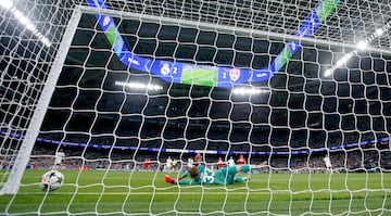 3-1. Endrcik se estrena en Champions y sentencia. El brasileño conduce el balón, y desde fuera del área, dispara con la izquierda raso para superar a Alexander Nübel.