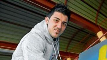 <b>BANDERA. </b>El delantero pintó para AS sobre un cristal de color azul la cruz amarilla que representa a todos los asturianos.