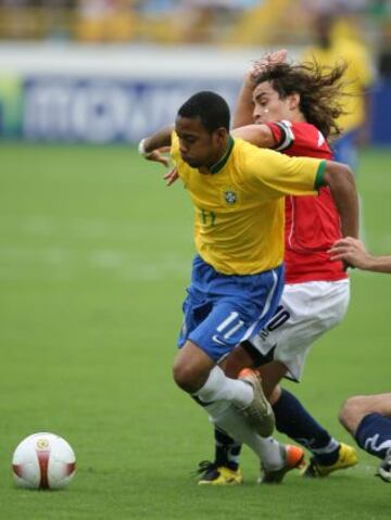 01 de julio de 2007: En la Copa América disputada en Venezuela, Chile y Brasil se enfrentaron en la segunda fecha del grupo B. Victoria para la 'canarinha' por 3 goles a 0, con triplete de Robinho (36'- de penal-, 84' y 87')