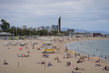  En esa categoría de playas tranquilas también entra la de Bogatell, que es para quienes buscan relajarse con el sonido del mar y quienes buscan huir del bullicio.
