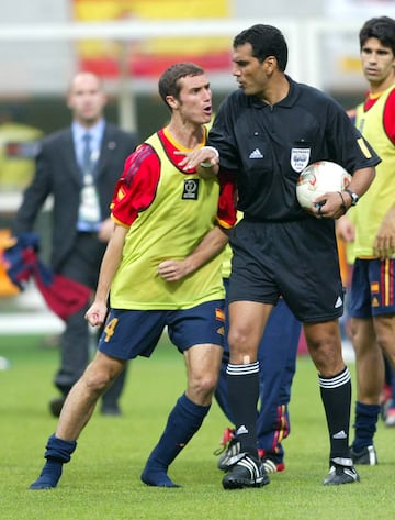 El Corea vs. Espa?a en 2002 es, acaso, el m¨¢s pol¨¦mico en la historia del Mundial. Espa?a fue eliminada en un partido marcado por un arbitraje ins¨®lito que acabo con la paciencia de Iv¨¢n Helguera que mostraba toda su ir¨¢ al ¨¢rbitro egipcio del encuentro Gamal Al-Ghandour.
