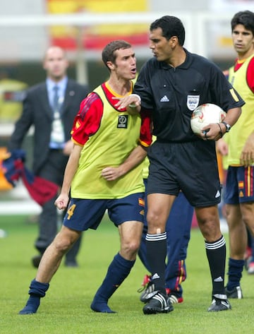 El Corea vs. España en 2002 es, acaso, el más polémico en la historia del Mundial. España fue eliminada en un partido marcado por un arbitraje insólito que acabo con la paciencia de Iván Helguera que mostraba toda su irá al árbitro egipcio del encuentro Gamal Al-Ghandour.