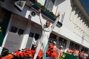 Hamilton celebrando su victoria en Hungaroring. 