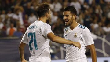 Mayoral y Ceballos celebran el gol del Madrid.