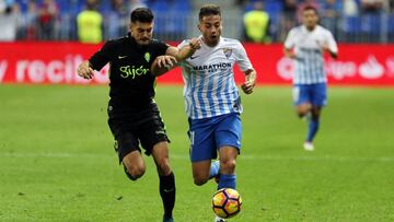 Jony Rodr&iacute;guez disputa un bal&oacute;n con Sergio &Aacute;lvarez en el M&aacute;laga-Sporting. 