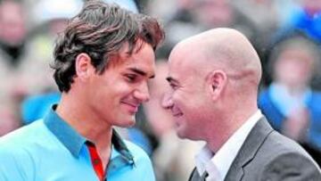 <b>ANDRE AGASSI PASÓ EL TESTIGO</b> Andre Agassi fue el último jugador, antes de Federer, que completó la conquista de los cuatro torneos del Grand Slam en años alternos. Fue en París, en 1999. Ayer, en la Chatrier, Agassi pasó a Roger Federer el testigo: la Copa de los Mosqueteros.